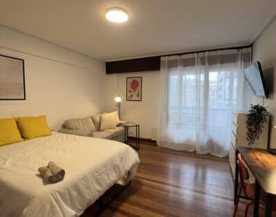 ZU562_H1 Habitación con salida a balcón y salón privado